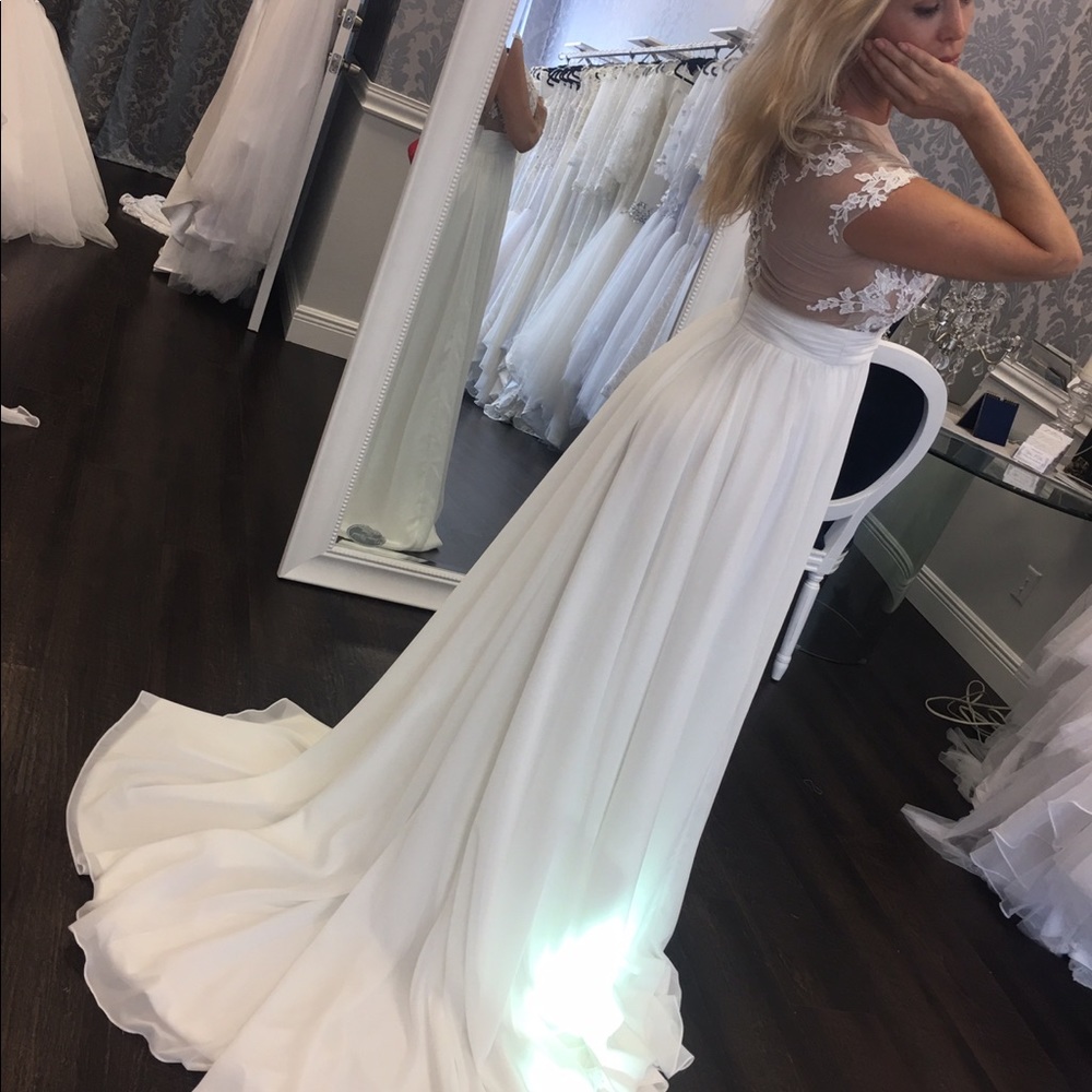 New beautiful wedding dress size 2-4-6